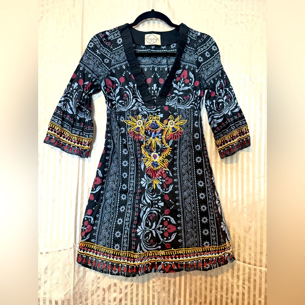 DejaVu patterned V-neck dress with embroidered accents